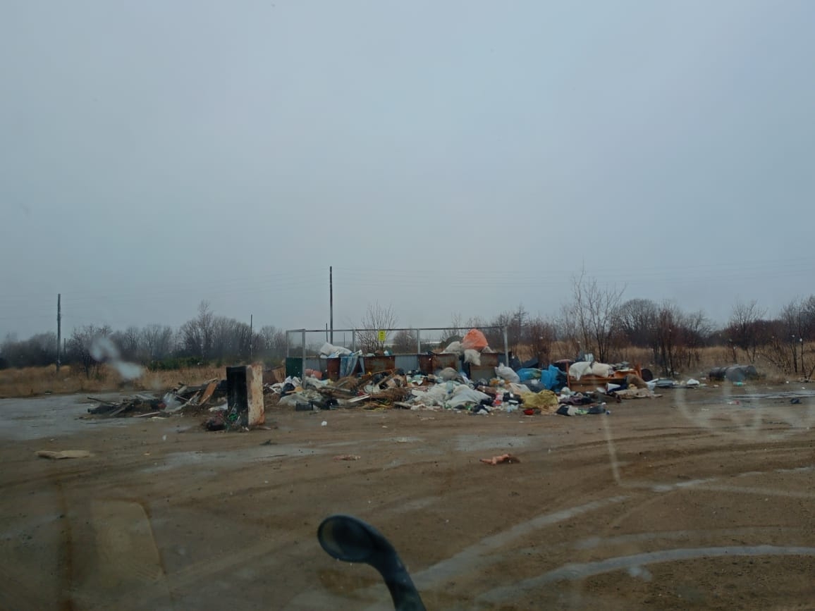 Жители Охи жалуются на переполненные мусорные контейнеры в районе дачных участков