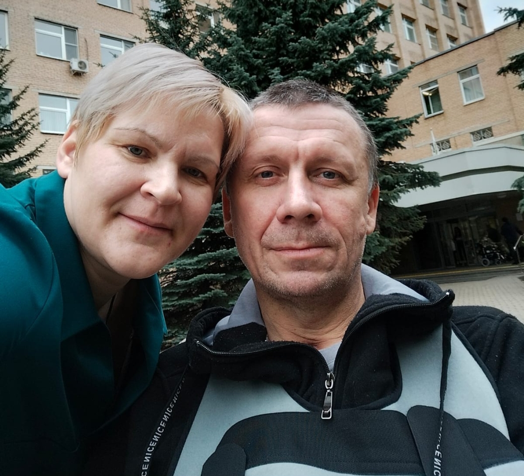 «Буду спать на коврике, но не уеду!»: жительница Охи полгода выхаживает в Москве раненого в СВО мужа