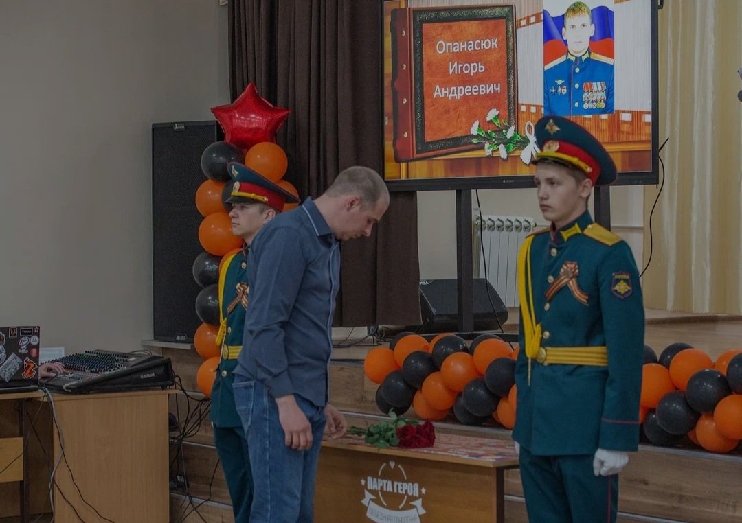 В Охе открыли Парту Героя, посвященную подполковнику Игорю Опанасюк