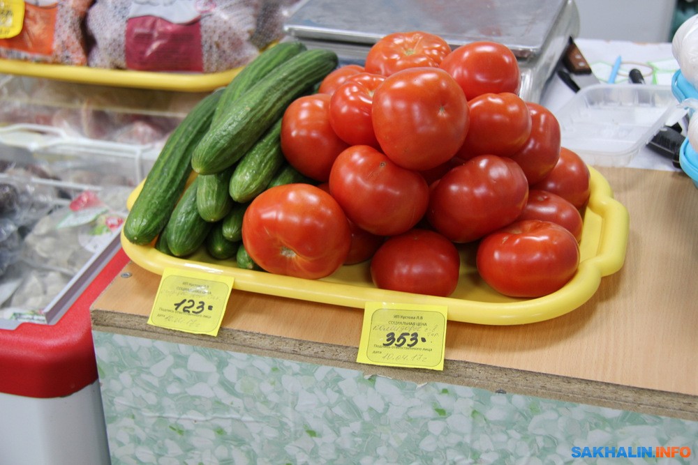 Да, помидоры пока дорогие, соглашается Виктор Бутков, но через полгода-год, когда совхоз будет выращивать и продавать их круглогодично, цена снизится 