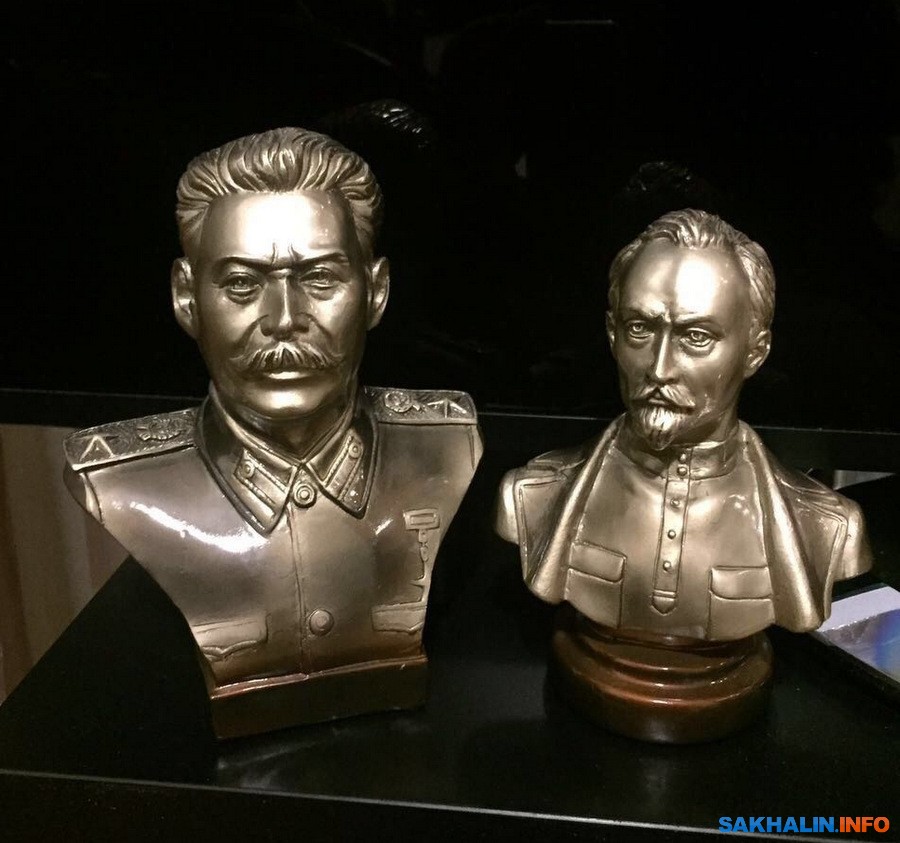В кабинете мэра Охинского района Сергея Гусева будут стоять бюсты Сталина и Дзержинского