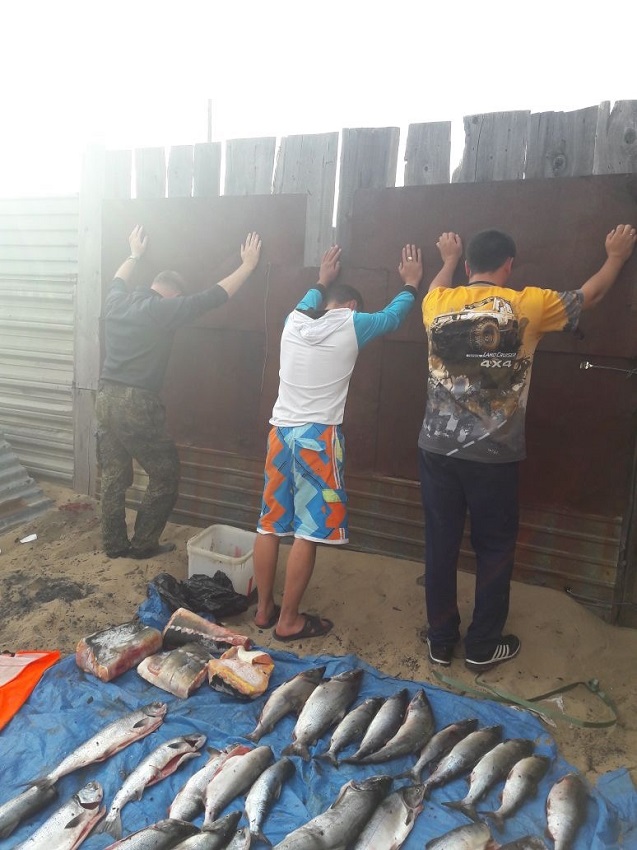 Сахалинские пограничники закрыли подпольный цех по переработке рыбы