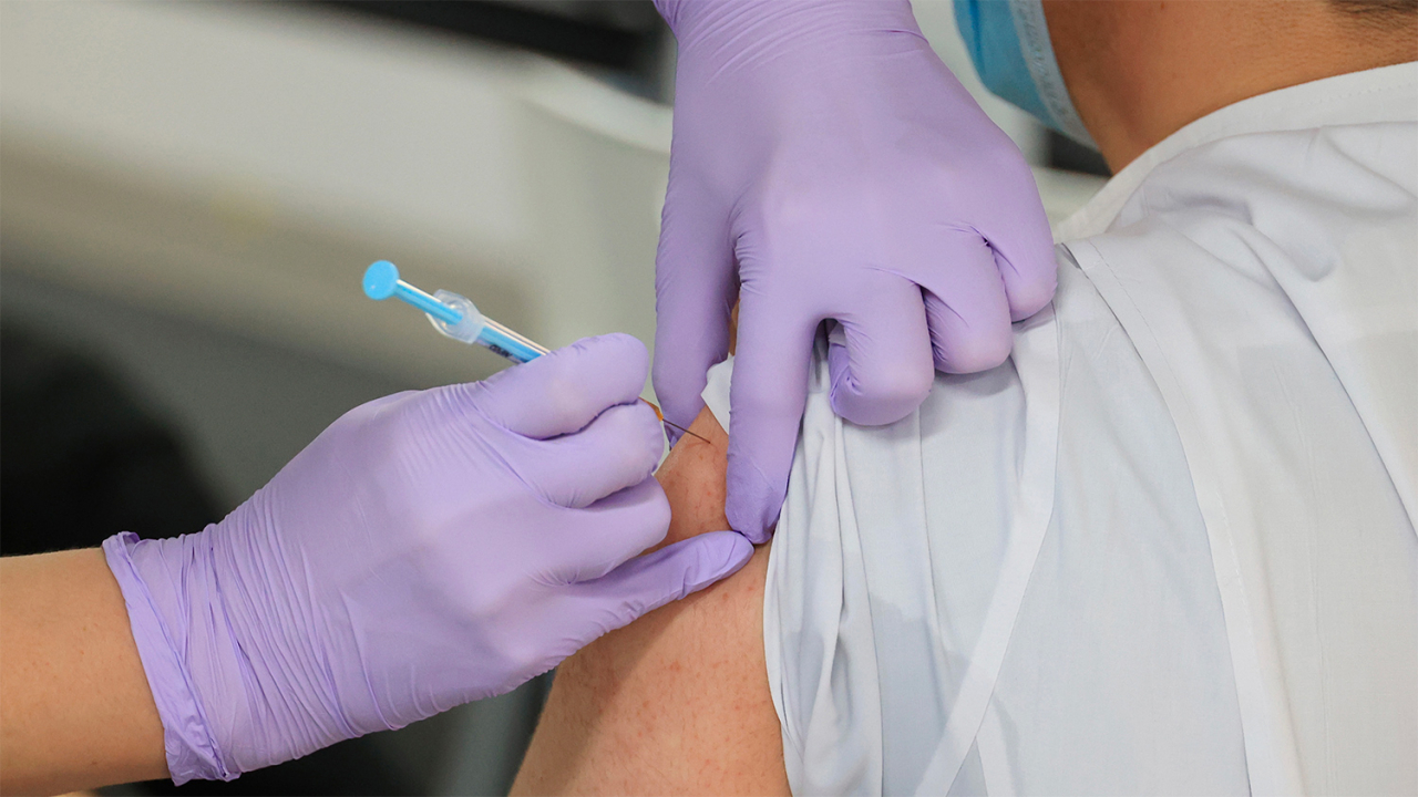 В Охе приостановлена вакцинация против ковида первым компонентом "по техническим причинам"