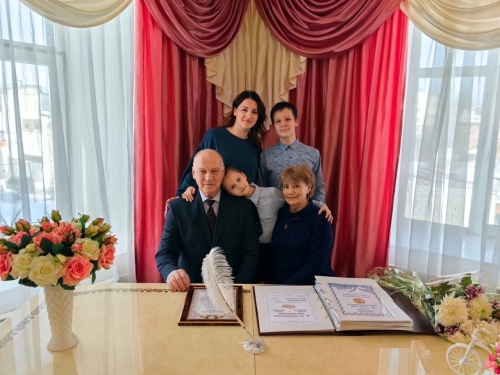 Вместе 45 лет: семья охинцев Переверзевых отметила сапфировую свадьбу