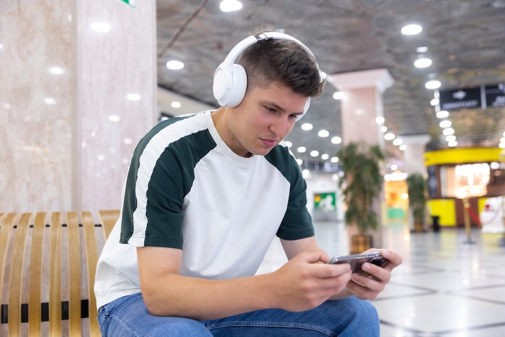 Первый паспорт + мобильная связь: подросткам в МФЦ будут вручать сим-карты Yota