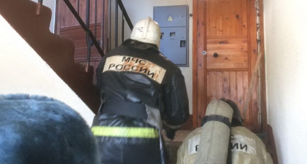 В Охе пожарные потушили входную дверь в квартиру, которая загорелась при проведении сварочных работ