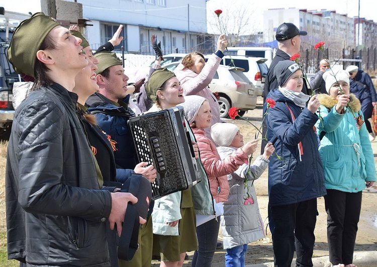 Для ветерана из Охи Семена Соболева устроили концерт во дворе