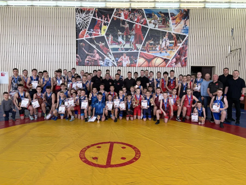 Охинские борцы завоевали 32 медали на региональном турнире памяти Михаила Ипатенкова