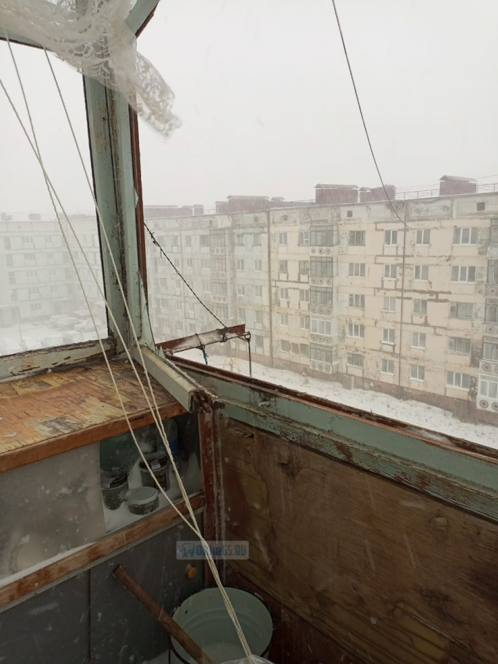 В одной из охинских квартир выбило окна на балконе ураганным ветром