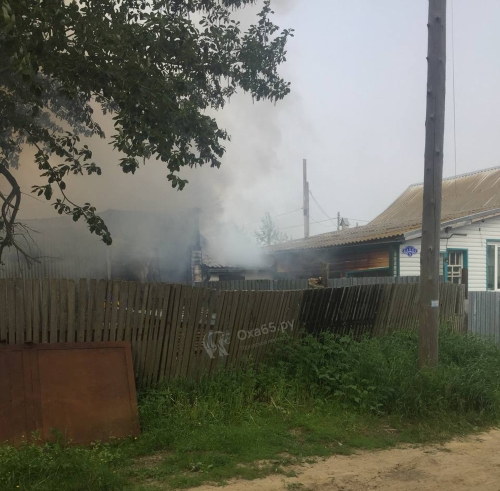 В Охе вчера пожарные два часа ликвидировали возгорание гаража