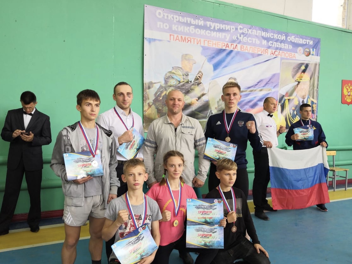 Охинские спортсмены привезли 6 медалей с областного турнира по кикбоксингу