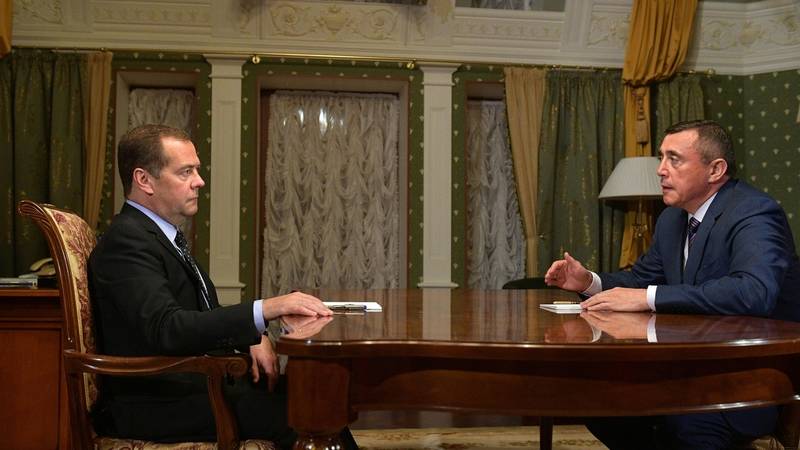 Медведев поддержал предложение полностью заасфальтировать дорогу до Охи