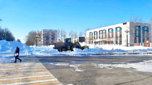 Охинскому району направят дополнительную технику для расчистки дорог и дворов