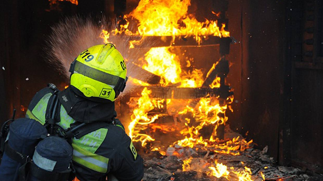 Пожарные ликвидировали возгорание двух дачных домов и хозпостройки в Охе