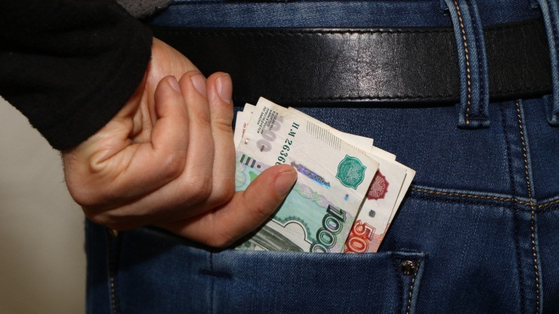 Уроженец Хабаровска украл после застолья у охинца 30 тысяч рублей