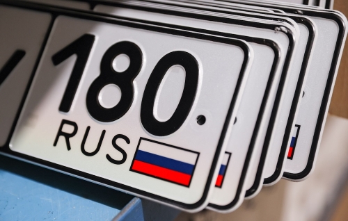 За езду с выданными в 2025 году номерами без флага России грозит штраф