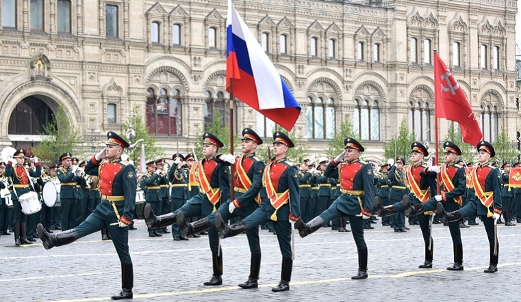 Путин перенес парад Победы