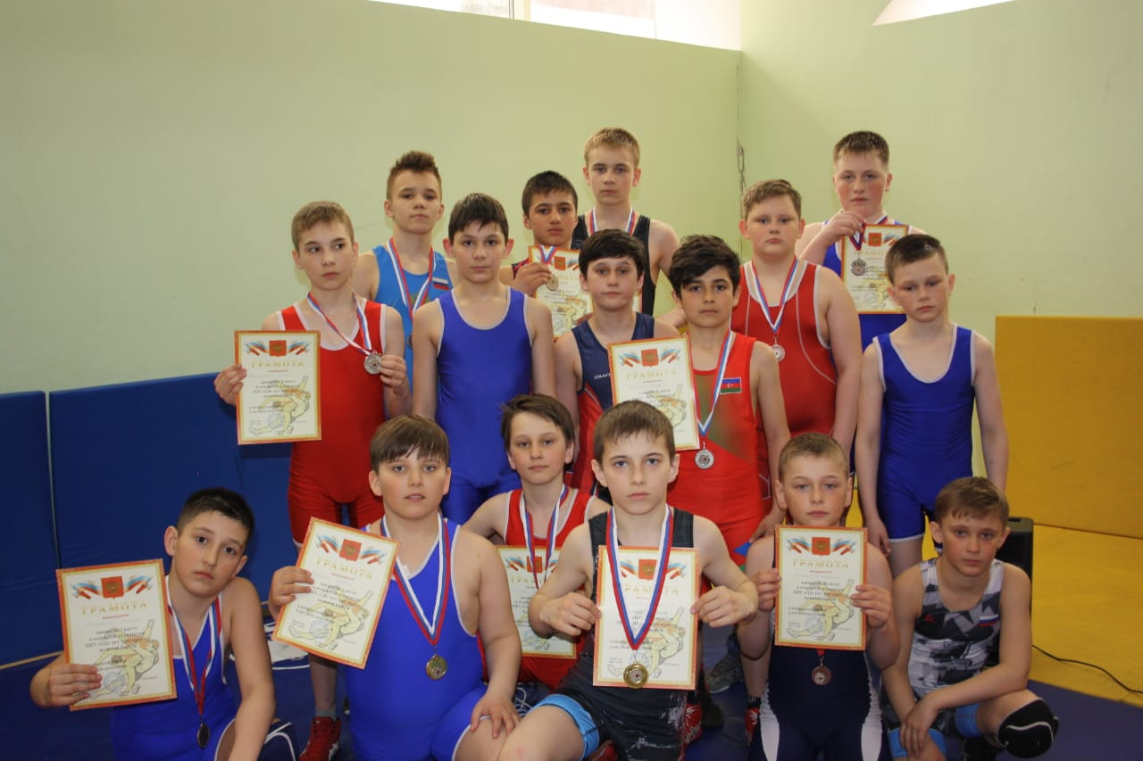 12 медалей завоевали юные охинские борцы на соревнованиях в Ногликах