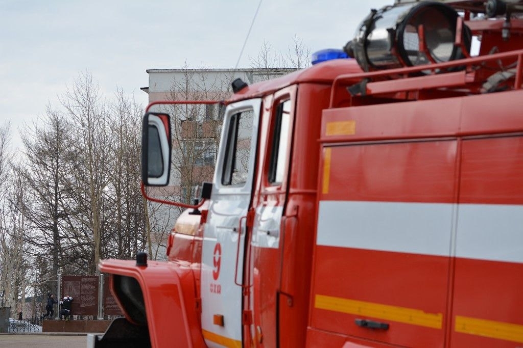 Пожарные ликвидировали возгорание в расселенном доме