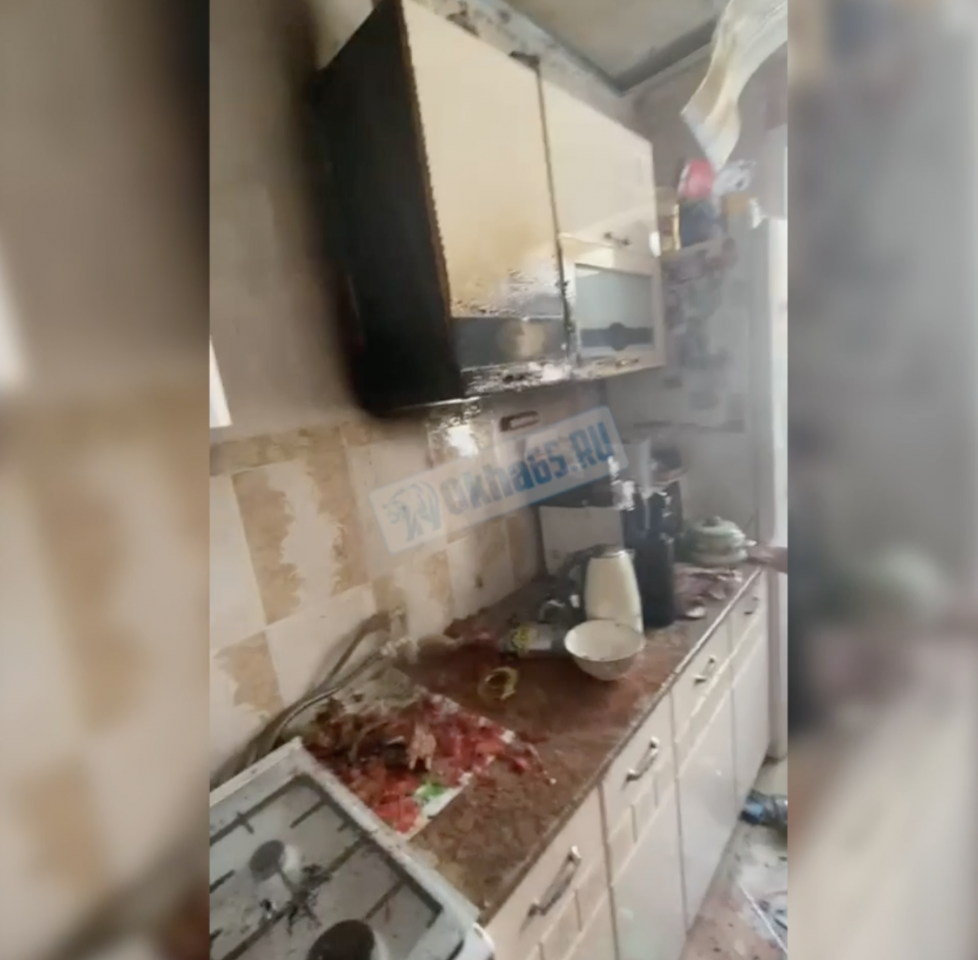 В Охе при проверке газовых приборов в квартире загорелась кухня. Сотрудник пытался потушить пламя борщом