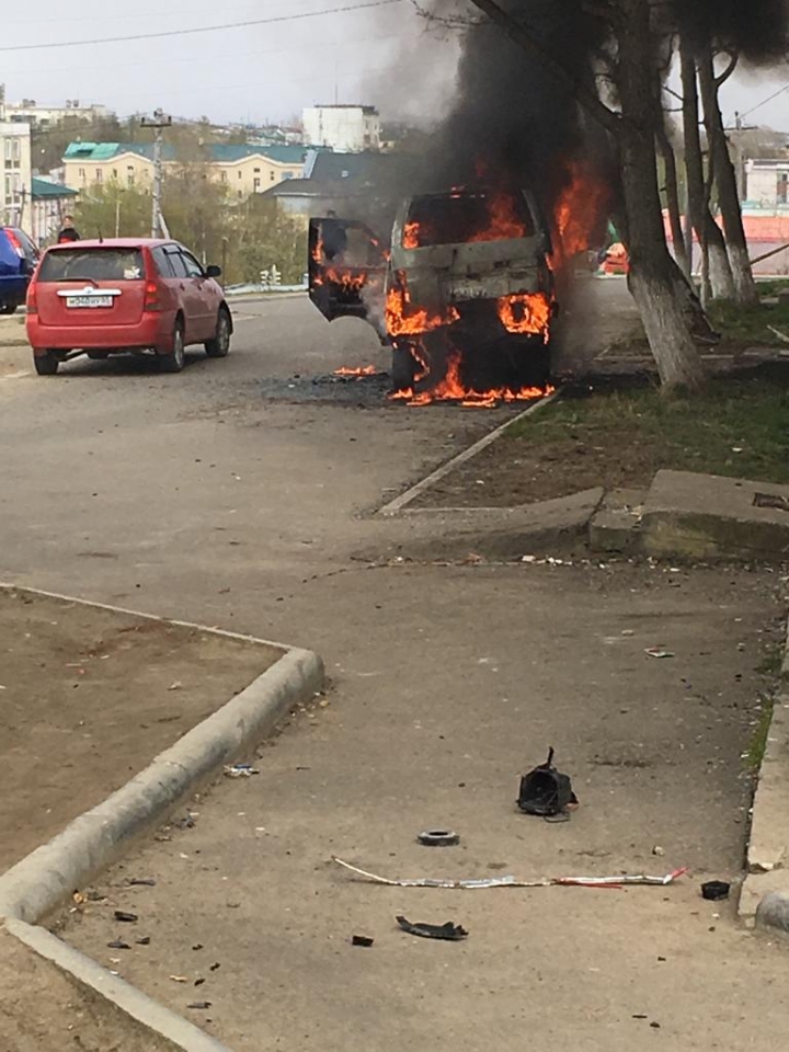 В Охе подростки сожгли брошенный автомобиль