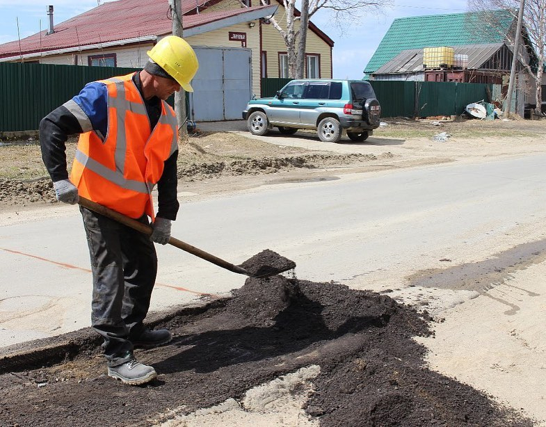 В Охинском районе приступили к ямочному ремонту дорог. В этом году планируют отремонтировать 147 участков дорожного полотна