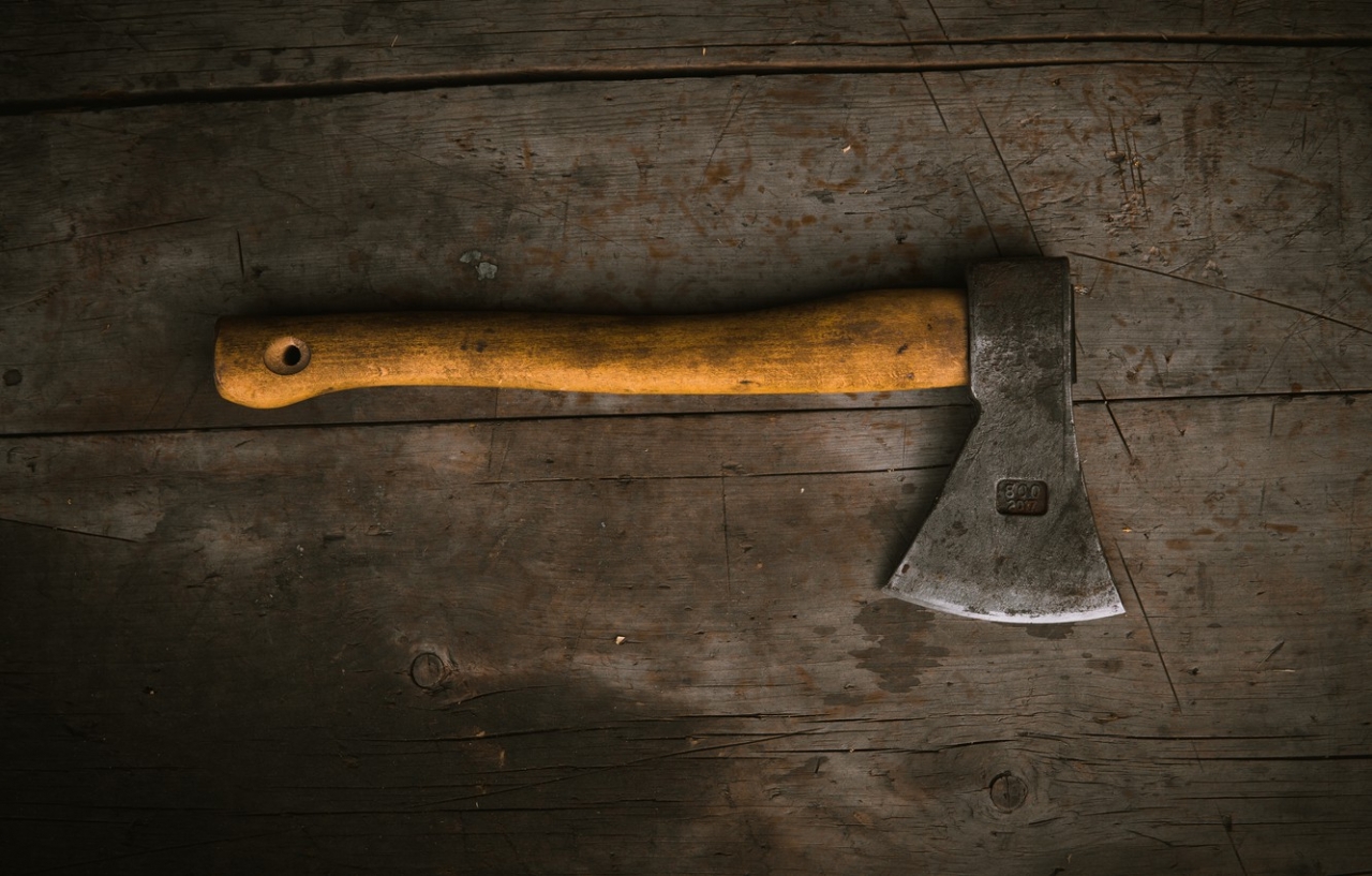 В Охе учительница принесла топор на урок (ОБНОВЛЕНО)