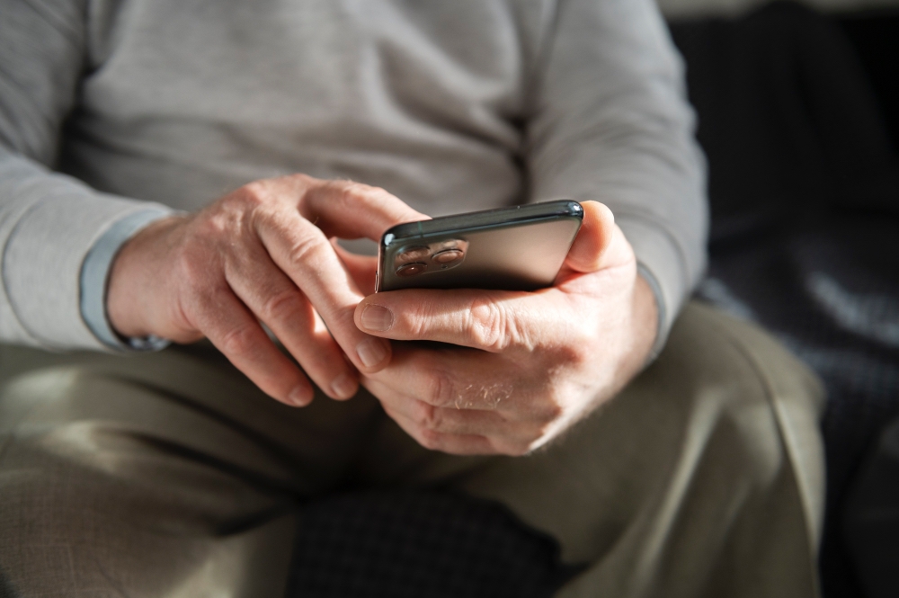 В Охе мошенники пытались лишить пенсионера 270 тысяч рублей