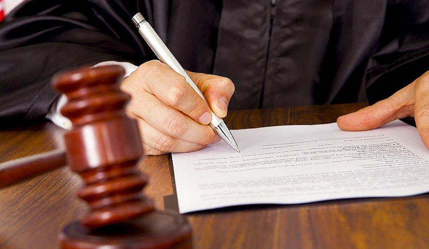 Охинским судом частично удовлетворен иск о признании незаконными приказов о привлечении работника к дисциплинарной ответственности