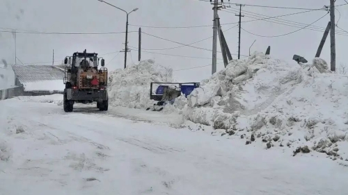 Более 9 тысяч кубометров снега вывезли за неделю в Охинском районе
