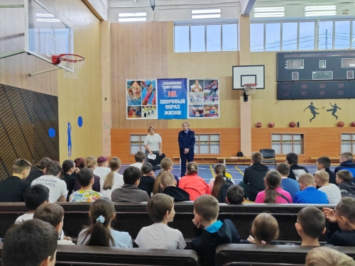 В Охе школьникам провели занятие по правовой грамотности в День ребёнка