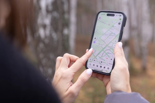 Смартфон в дикой природе: эксперт рассказал о правилах обращения со смартфоном там, где нет связи