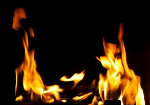 В Охе при пожаре в квартире эвакуировали женщину