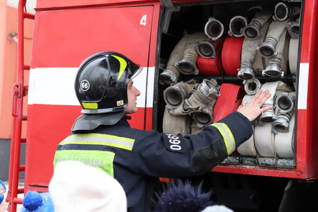 Охинские пожарные ликвидировали возгорание автомобиля