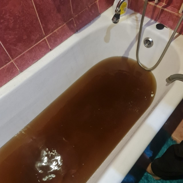Черная вода лилась из кранов в некоторых квартирах в Охе. Прокуратура начала проверку