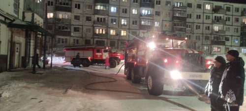Жилая квартира горит в Охе на улице Комсомольской (ОБНОВЛЕНО)