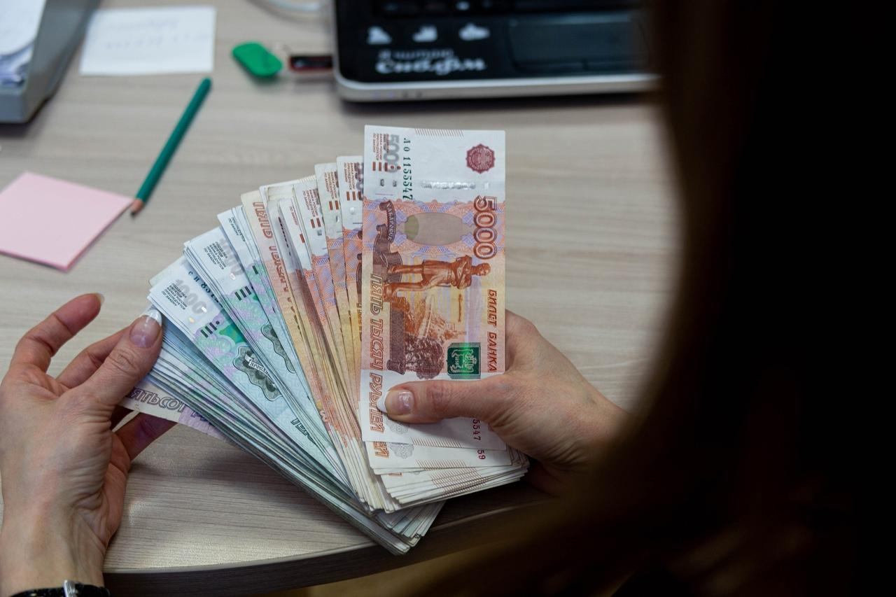 В Охе менеджер компании тайком присвоила более миллиона рублей