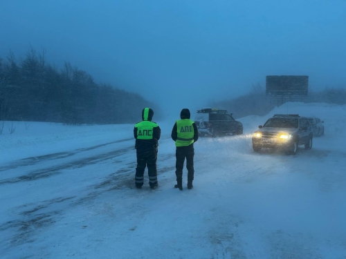 Ночью ограничили движение между Ногликами и Охой из-за непогоды