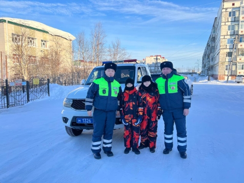 В Охе мечты двух школьников исполнили сотрудники Госавтоинспекции