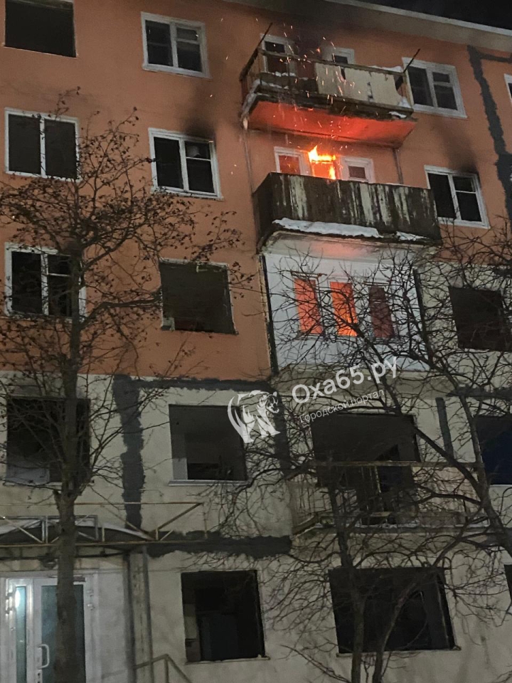 В Охе потушили пожар в расселённом многоквартирном доме