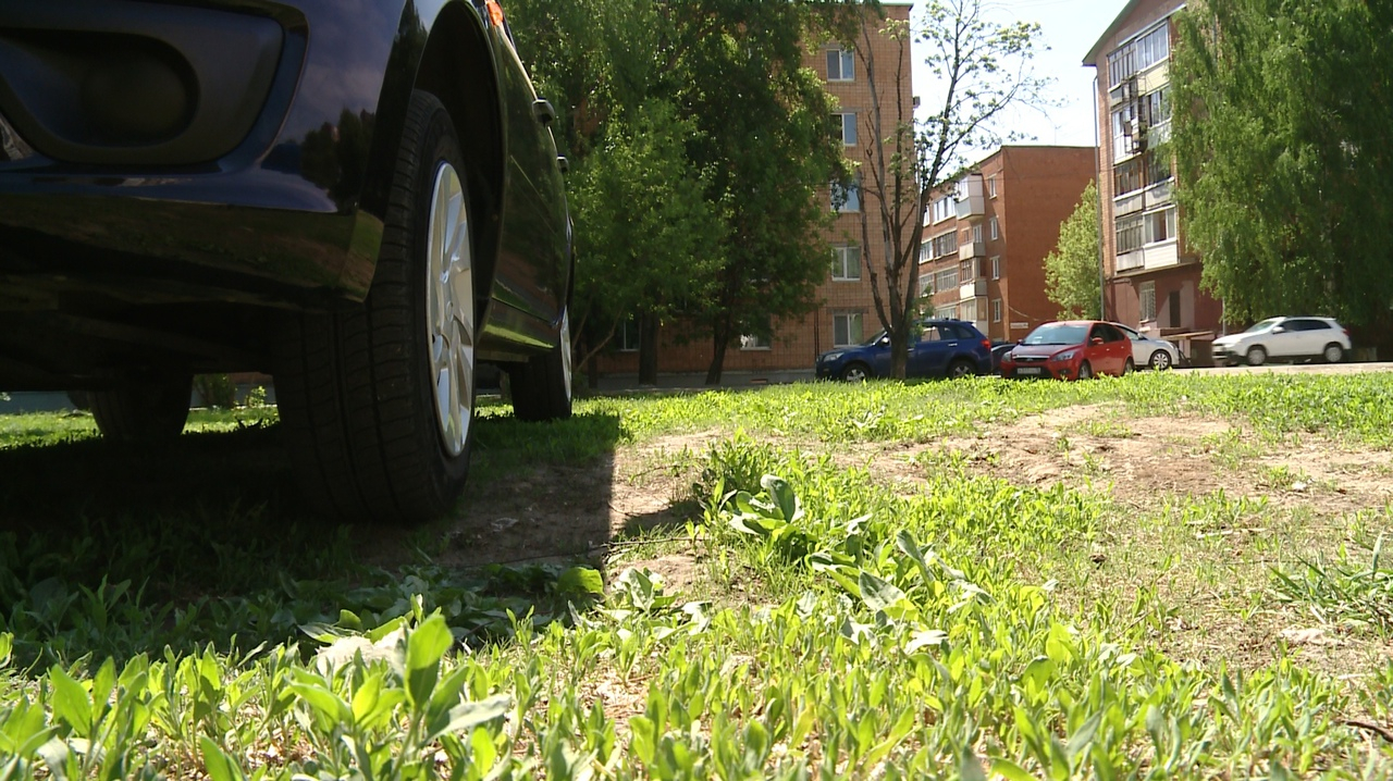 Административная комиссия в Охе продолжает бороться с парковкой на газонах и тротуарах