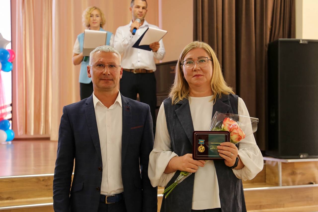 В Охе впервые вручили почётный знак «Оха Фронту. Вместе мы сила»