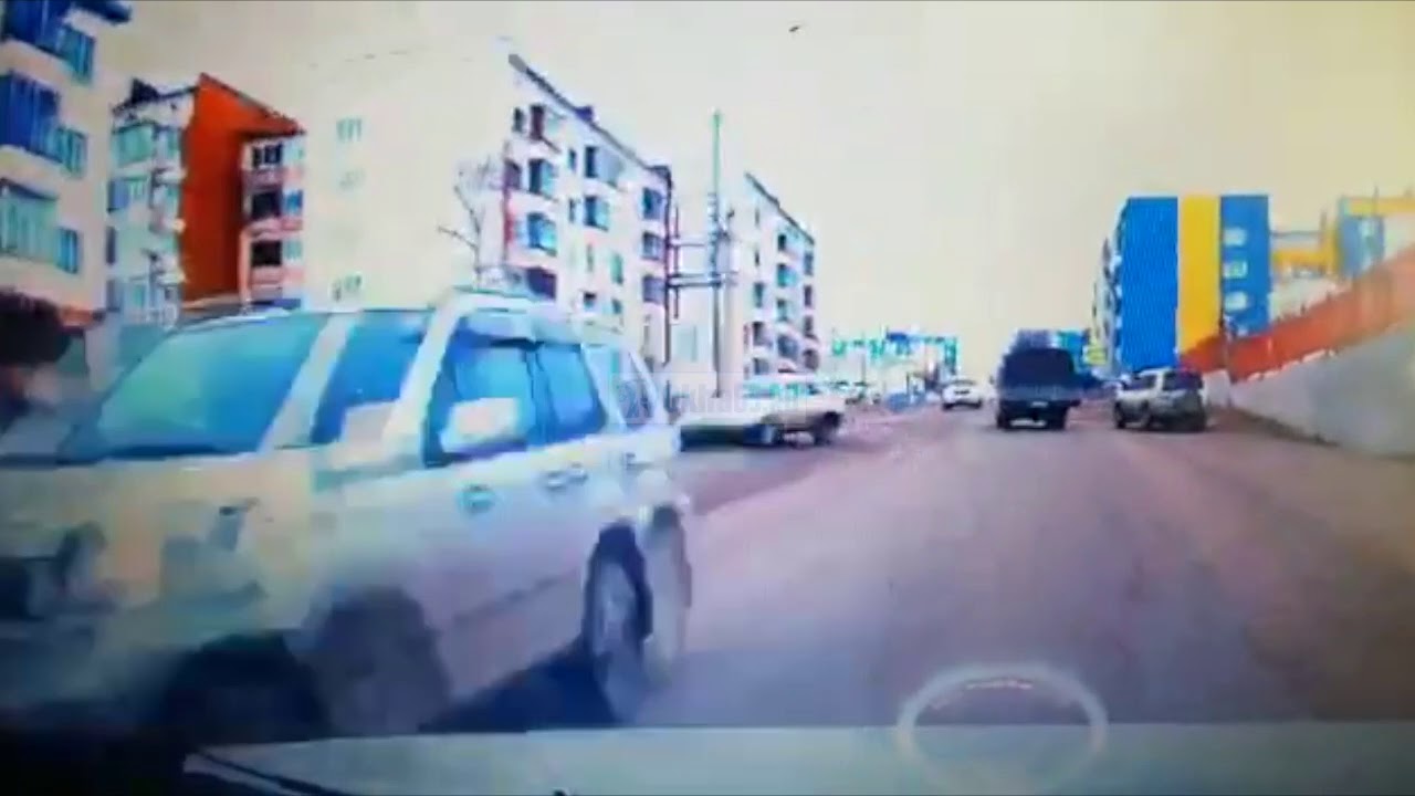 В Охе автомобиль сбил пешехода, переходящего дорогу в неположенном месте (ВИДЕО; ОБНОВЛЕНО)