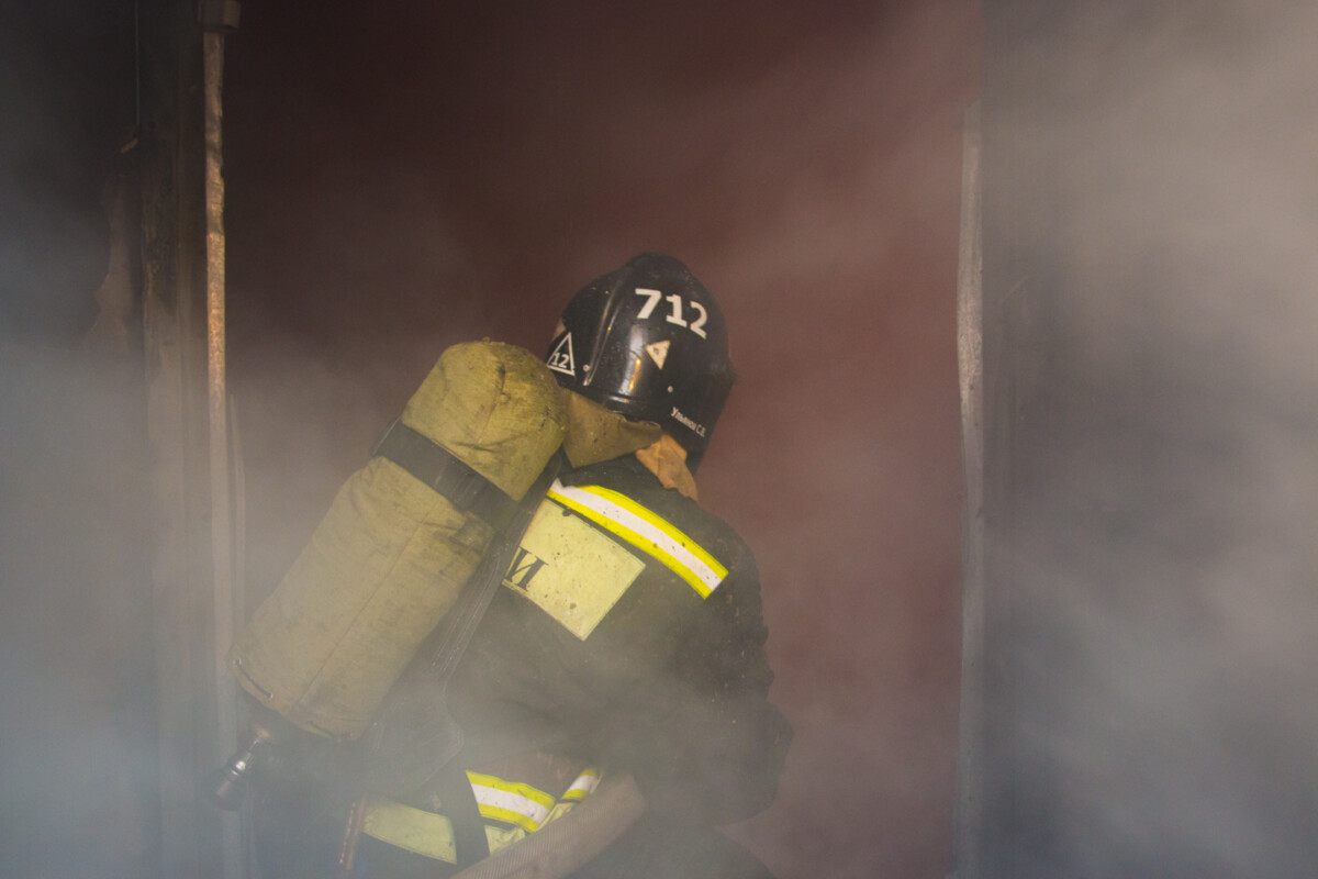 Пожарные ликвидировали возгорание в квартире жилого дома в Охе
