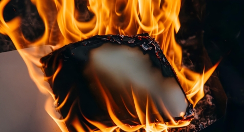 В Охе в частично расселенном доме произошел пожар