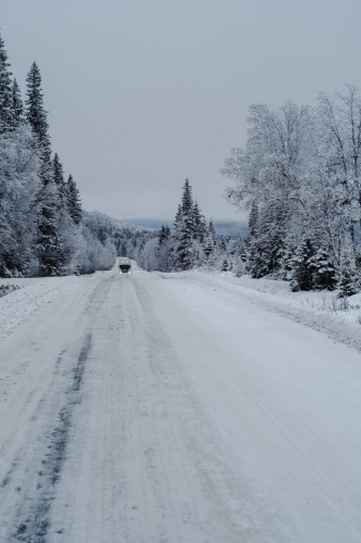 Сильный ветер и нулевая видимость: в Охинском округе временно закрыты автодороги