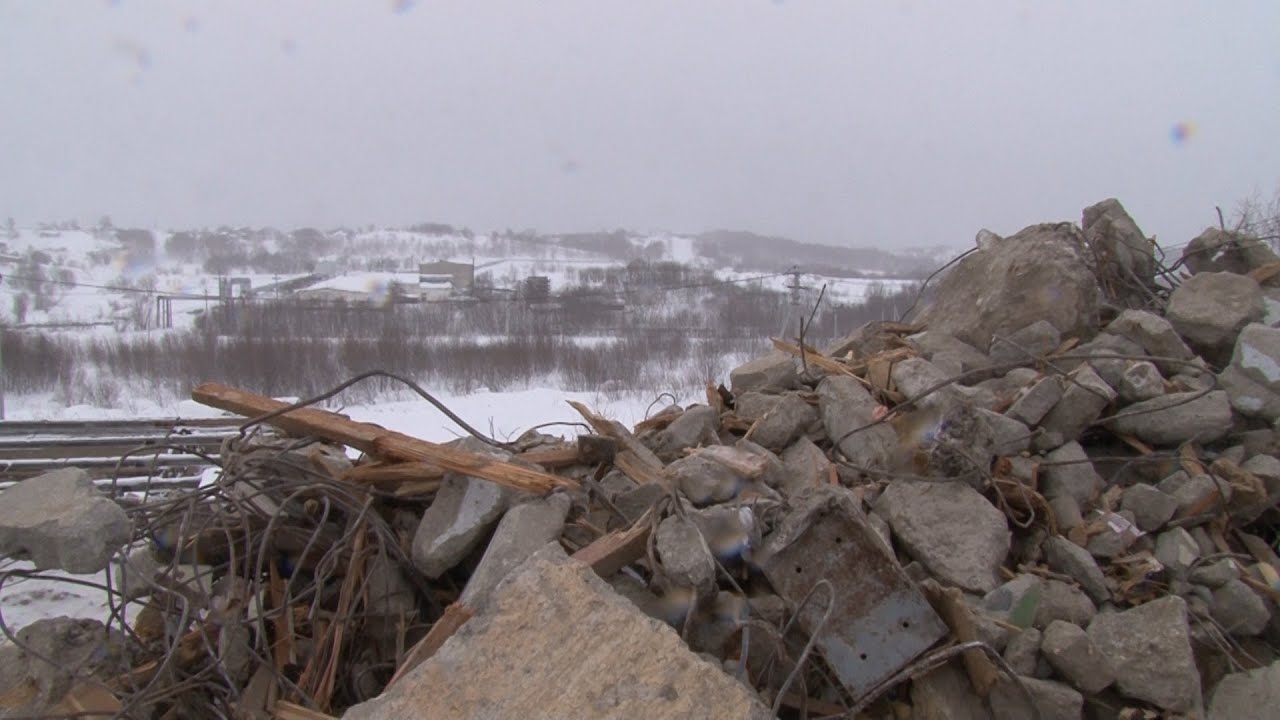 В Охе строительный мусор, оставшийся после сноса пятиэтажки, вывозят с нарушениями