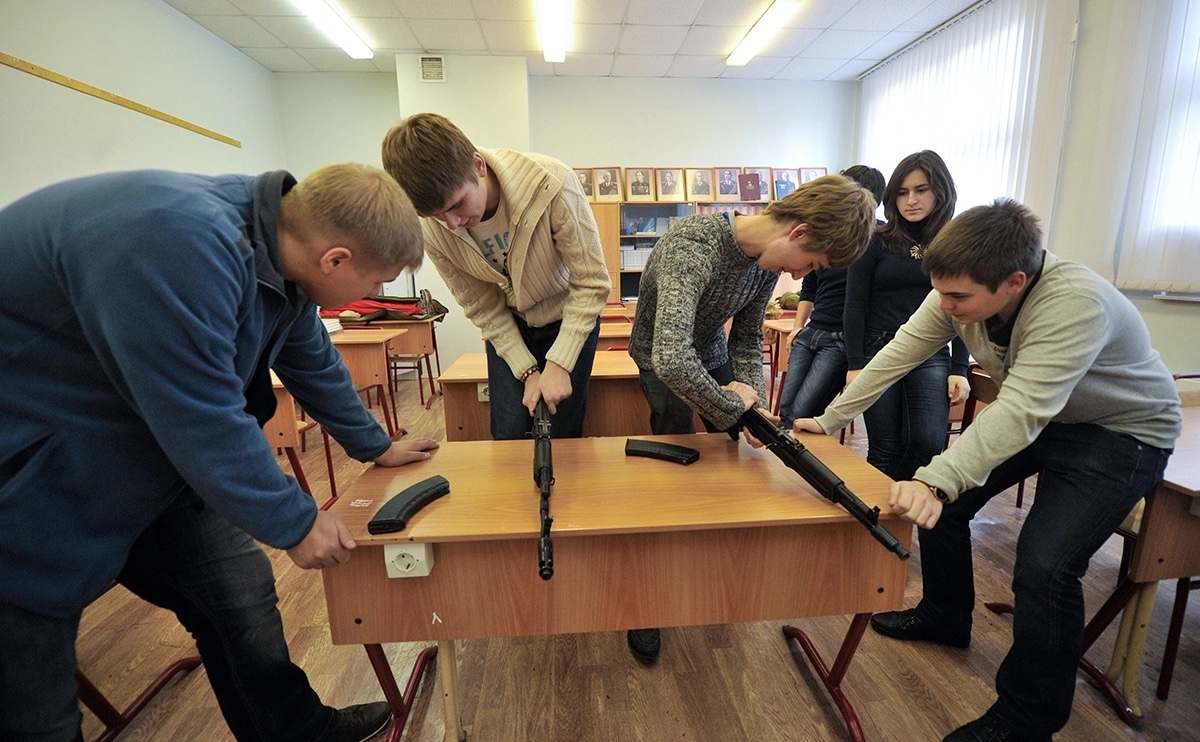 В российских школах появится обновленный предмет "Основы безопасности и защита Родины"