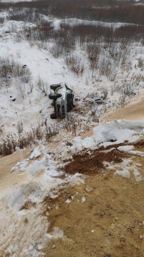 Внедорожник Nissan сорвался в обрыв на дороге к Первой бухте