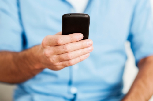 65-летнего охинца будут судить за кражу мобильного телефона